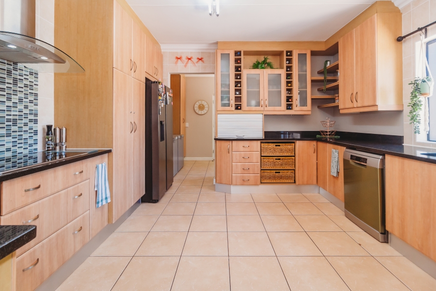 5 Bedroom Property for Sale in Panorama Western Cape